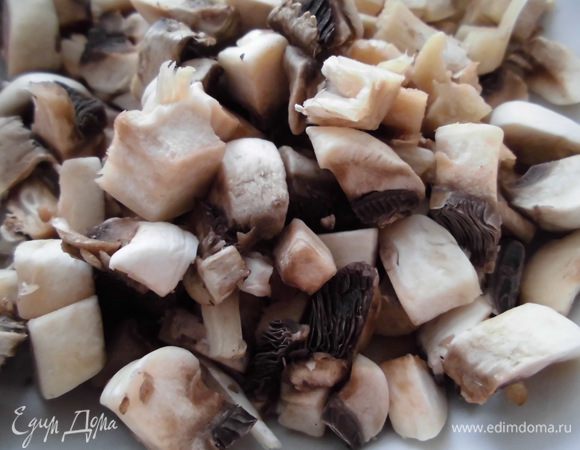 Грибы очистить и нарезать.