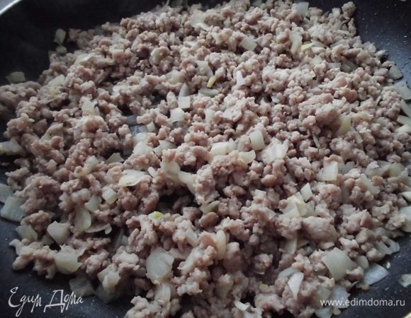 Разогреть на сковороде оливковое масло и обжарить на нем лук до прозрачности. Добавить фарш, чеснок и обжаривать до готовности.