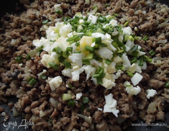 Положить в фарш грибы и жарить еще 5 минут. Яйцо порубить. Укроп (петрушку) помыть, просушить, нарезать и добавить в начинку. Щедро посолить и поперчить. Остудить ее.