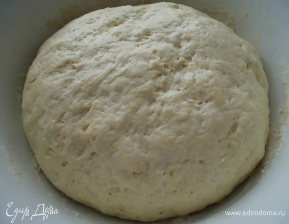 Разогреть духовку до 200 градусов. Взять подошедшее тесто (оно очень увеличилось в объеме, я даже не ожидала, что поднимется так сильно), разделить на 2 части (просто, чтобы удобнее было с ним работать) и на присыпанной мукой поверхности раскатать в довольно тонкий пласт. 