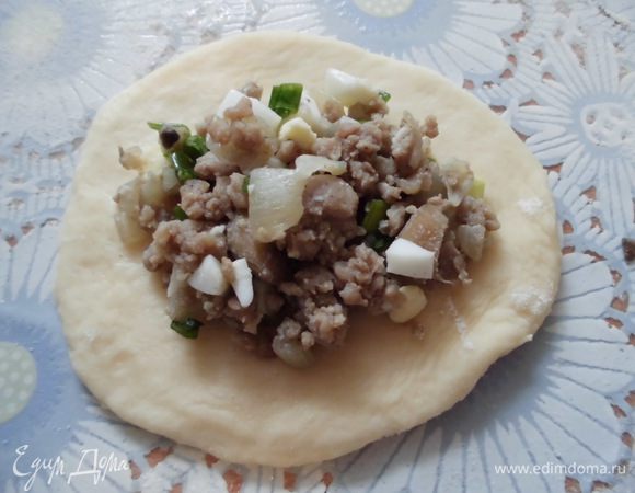 Вырезать кружки диаметром 10 см. Я просто вырезала граненым стаканом. Положить на кружочек из теста начинку, края теста смазать водой. Накрыть сверху другим кружочком. Края прижать пальцами и пройтись по ним вилкой. 