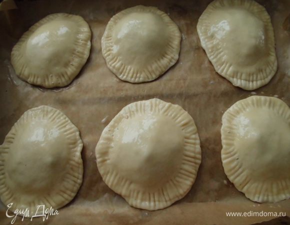 Пирожки выложить на противень, смазать желтком с молоком. Выпекать где-то 30 минут до золотистого цвета.