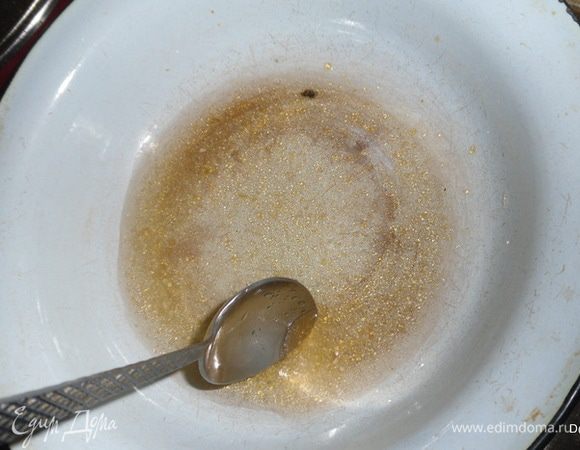 Замочить желатин в небольшом количестве воды, затем распустить его на плите. 