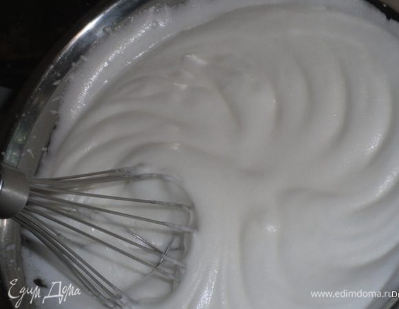 добавляя сахар, ваниль