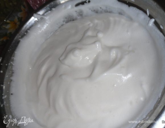Когда белки взобьются до пиков, добавить распущенный желатин. 