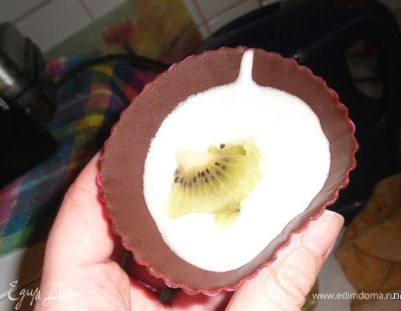 затем также - второй слой шоколада. Когда застынет шоколад, корзиночки наполнить фруктами (немножко оставить для верха) и заполнить белком. 