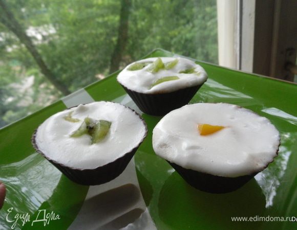 Снова отправить в морозилку. 

Когда полностью застынет шоколад и белок, аккуратно снять корзинки с шоколада. Сверху оставшиеся фрукты. 
Приятного аппетита!!