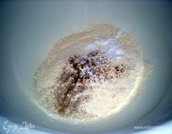 Смешать муку с разрыхлителем и ванильным сахаром.