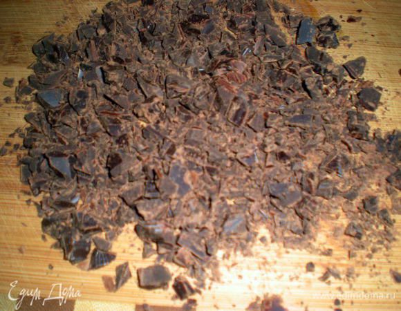 Шоколад мелко порубить.