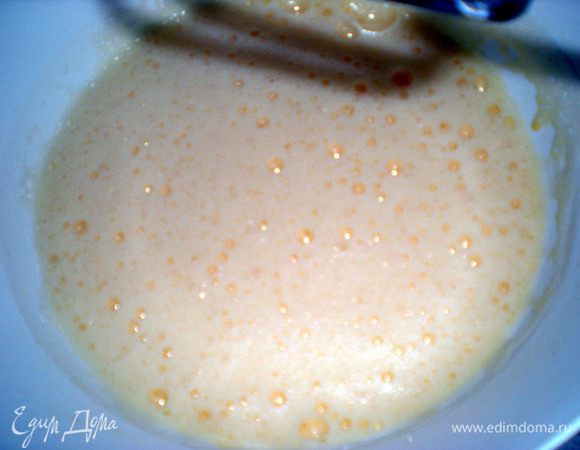 Яйца взбить с сахаром.