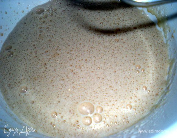 Добавить растительное масло,не прекращая взбивать. Влить ликер "Бейлиз"