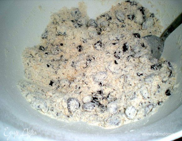 Клюкву и шоколад смешать с мукой.