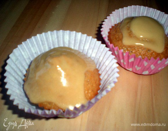 Приготовить помадку: смешать сахарную пудру с ликером, если получится густовато, то добавить еще немного ликера. Смазать горячие кексы.