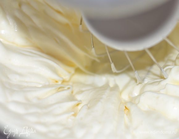 Взбиваем миксером яйца с сахаром в устойчивую пышную пену минут 10.