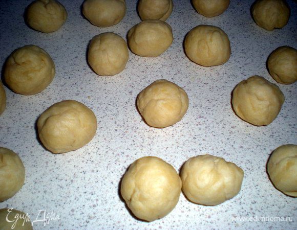 ТОРТИЛЬЯС:
Маргарин натереть на крупной тёрке,муку просеять,посолить и замесить тесто постепенно подливая воду.Разделить на 8-10 шариков, накрыть салфеткой и оставить на 20 мин.