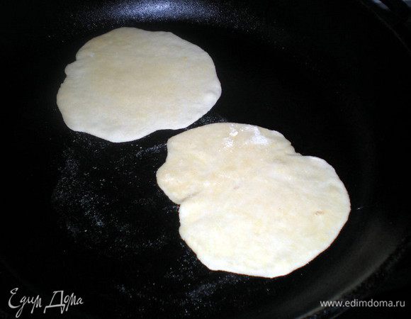 Каждый шарик раскатать в тонкую лепёшку и жарить на разогретой сковороде без масла по 2-3 мин. с каждой стороны.
