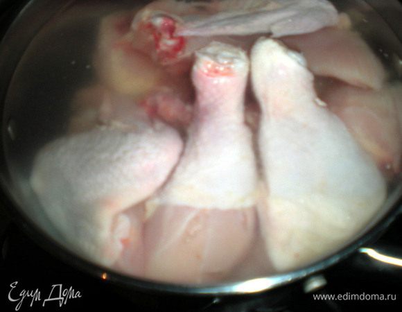 Курицу помыть,разрезать на куски,залить холодной водой и варить до готовности. Затем удалить кости и нарезать на более мелкие кусочки.
Лук обжарить в растит.масле до прозрачности.