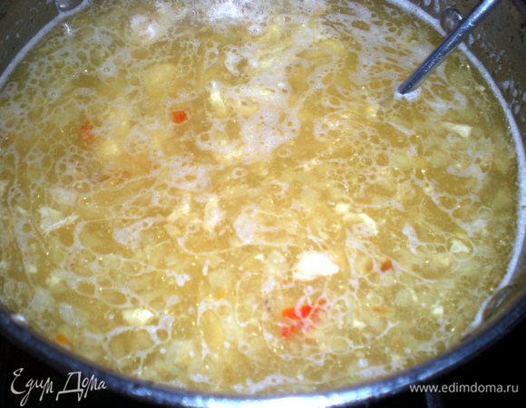 Лук выложить в бульон,вернуть мясо в кастрюлю.Посолить,поперчить,добавить перчик чили, предварительно измельчив его. Влить сок лимона и проварить еще 10 минут.