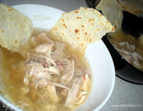 Разлить суп по тарелкам,разложить тортильяс и сразу подавать.