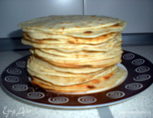 Я делала маленькие блинчики,такие удобнее есть с супом. Просто разламывать пополам и опускать в тарелку.