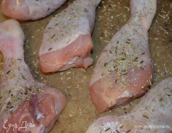 Ножки помыть, уложить на противень, застеленный ковриком и посыпать их сухими травами. Можно обвалять в них! Выпекать 45-50 минут при 200 гр. 