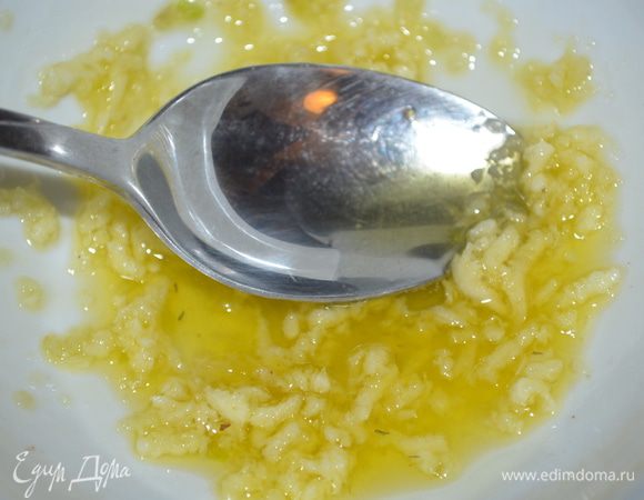 оливковое масло смешать с пропущенным через пресс чесноком. Помазать этой смесью практически готовые голени голени. 