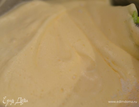 Добавляем к яйцам муку с миндалем, аккуратно перемешиваем в несколько приемов, затем добавляем по краю емкости сливочное масло, смешанное со взбитыми яйцами в несколько приемов, аккуратно перемешиваем движениями снизу вверх.