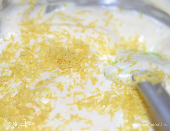 Добавляем цедру лимона, перемешиваем. Смотрим, чтобы тесто не опало. Выливаем тесто в форму, застеленную пергаментом, и готовим в предварительно разогретой духовке на 180 градусов 20-25 минут.