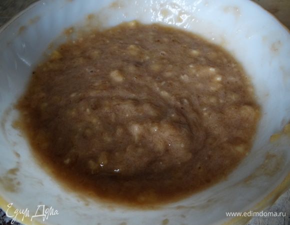 Духовку разогреть до 180-190 градусов. 
Бананы размять вилкой до консистенции пюре. Отставить в сторону. 