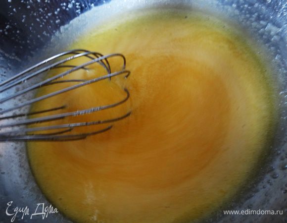 Масло, яйца и сахар смешать до однородной массы.