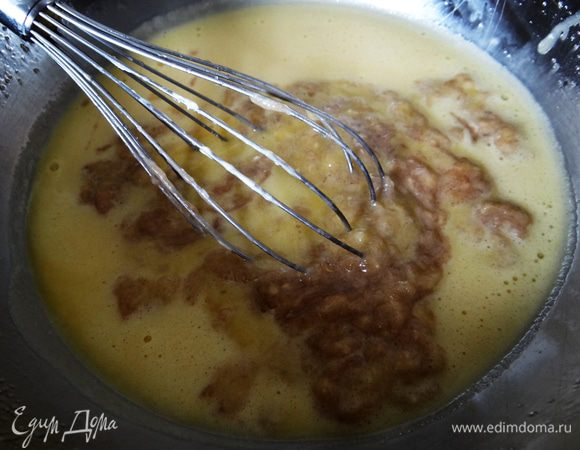 Добавить ванильную эссенцию и  йогурт. Смешать массу с банановым пюре. 