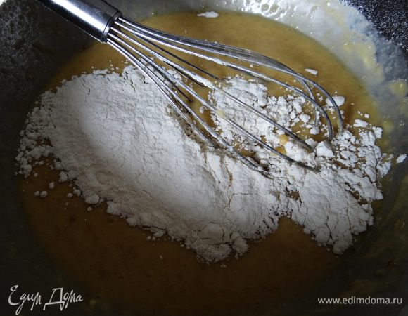 В полученную массу просеять муку, смешанную с разрыхлителем. Замешать негустое тесто.