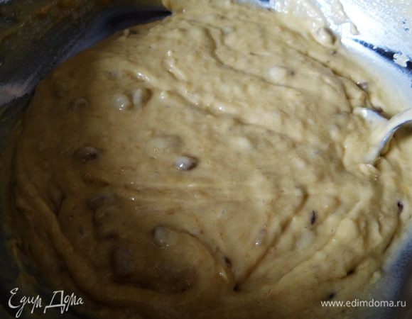 Добавить изюм, предварительно обвалять его в муке. 