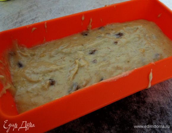 Смазываем форму сливочным маслом (у меня силиконовая, я обошлась без этого).  Выливаем тесто в форму и оправляем в разогретую духовку на 45-60 минут,  до золотистого цвета. Готовность кекса  проверить деревянной палочкой или спичкой.