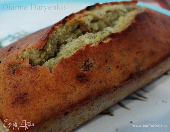 Кекс готов. Даём ему ещё постоять несколько минут, пусть хорошенькой остынет.  Можно посыпать его сахарной пудрой, но мне уж больно нравится этот весьма аппетитный "потресканный" разрез во всю длину кекса :-)  Желаю вкусного чаепития!:-)