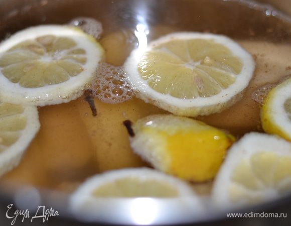 Завариваем сироп. В кастрюлю с водой кладем гвоздику, пакетик чая, сахар, корицу, порезанный лимон и груши, варим минут 30, больше или меньше, в зависимости от того какие у вас груши, более твердые или мягкие, главное,чтобы груши сварились и стали мягкими. Отложить в сторону и хорошо  остудить.