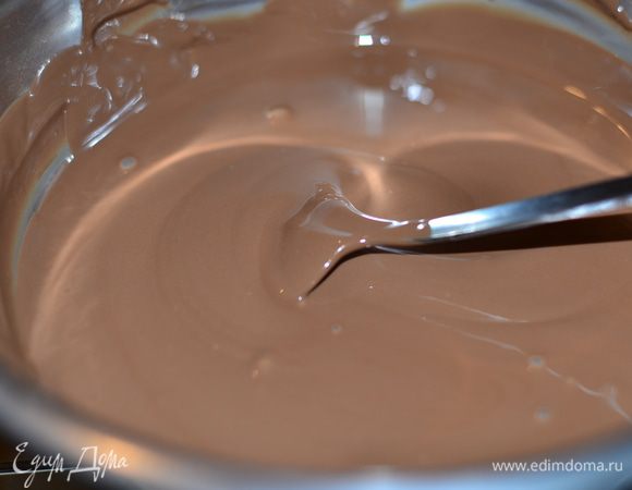 Готовим крем-мусс. Растапливаем молочный шоколад на водяной бане и хорошо остужаем.