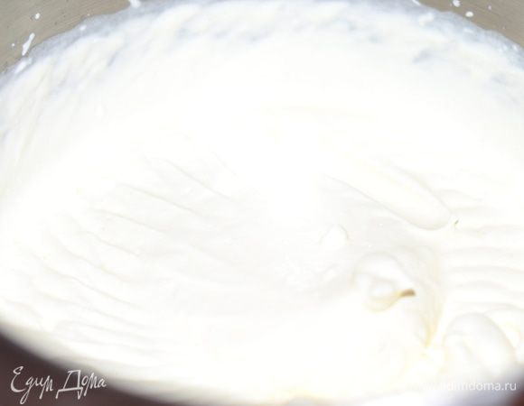 Взбиваем сливки до устойчивых пиков.