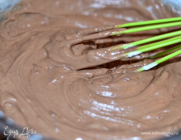 В остывший шоколад добавить немного сливок, и венчиком хорошо перемешать до однородности.