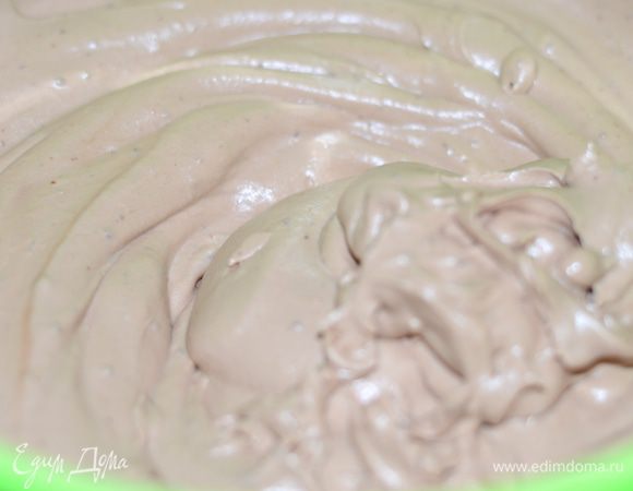 Теперь добавить в основные сливки шоколадную массу и хорошо венчиком снова перемешать, не бойтесь, мешайте тщательно. сливки не опадут.