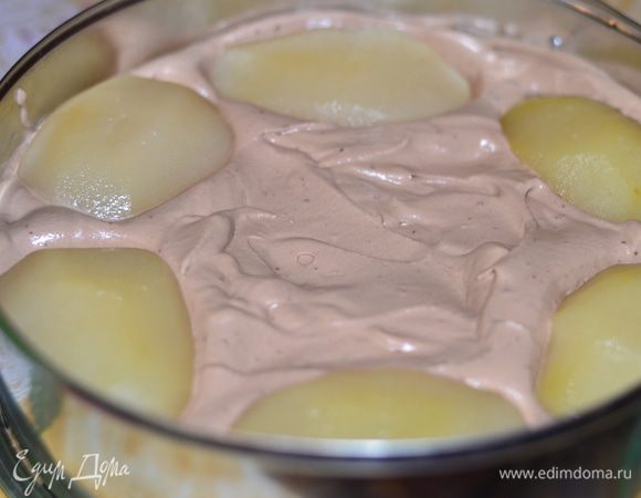 Теперь кладем в разъемную форму бисквитный корж, затем меньше половины мусса, на мусс выкладываем наши груши (обсушить салфеткой) как на фото.