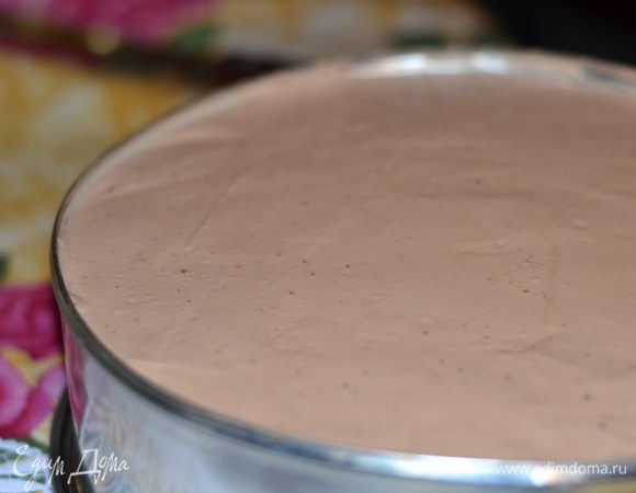 Добавляем оставшийся мусс, выравниваем лопаткой и главное, взяв форму хорошо постучать по столу, с разных боков. Поставить в холодильник.