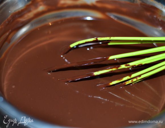 Готовим глазурь. Разогреваем сливки, ломаем шоколад. Заливаем шоколад горячими сливками, мешаем аккуратно, чтобы не было пузырьков до растворения шоколада и однородности. Если густовато получилось, можно добавить немного теплого молока. Достать торт из холодильника и залить глазурью верх торта. Поставить в холодильник на сутки. Вынуть торт можно, взяв фен, и горячим воздухом пройтись немного по краям кольца,  потом аккуратно кольцо от разъемной формы просто потянуть вверх. 