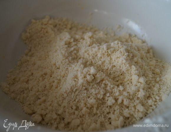 Масло порезать на небольшие кусочки, добавить муку и сахар, все хорошо растереть в крошку