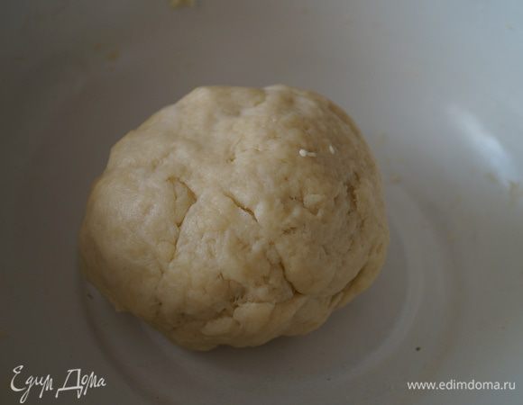 1/4 часть от крошки отделить и поставить в сторону, а в 3/4 крошки добавляем 5 ст.л. воды и замешиваем тесто