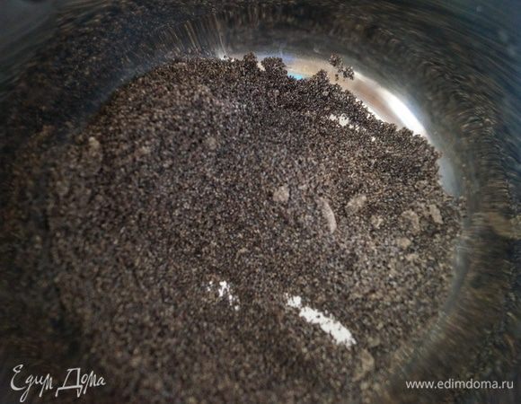 Мак перемолоть в кофемолке и выложить в толстодонную кастрюлю