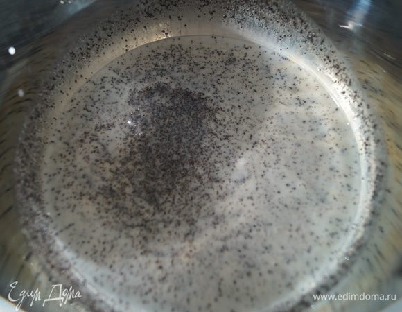 К маку добавить сахар, влить молоко и поставить вариться на медленном огне, на 5-7 минут (до загустения)