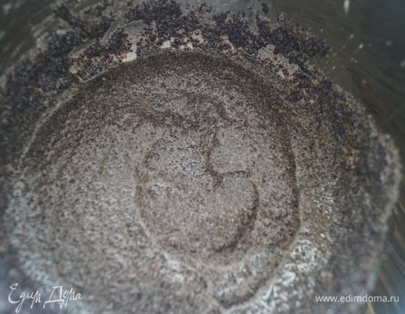 Готовый мак немного остудить и добавить к нему яйцо и крахмал, хорошо перемешать до однородной массы