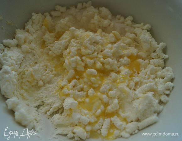 Творог растереть с сахаром и яйцами, добавить ванилин и крахмал, хорошо перемешать