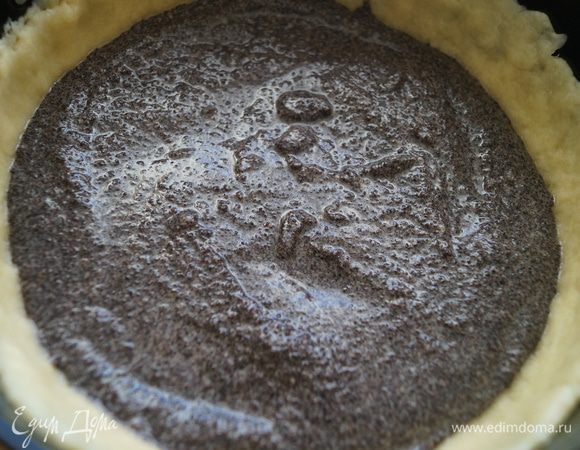 Достаем форму с тестом из холодильника, и выкладываем, ровным слоем, маковую начинку